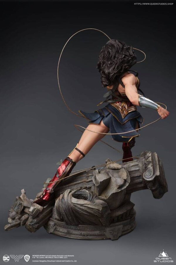 x qs ww comic statue j