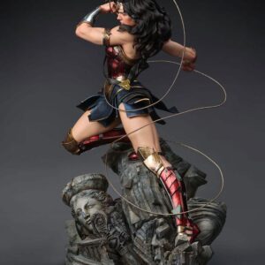 x qs ww comic statue k